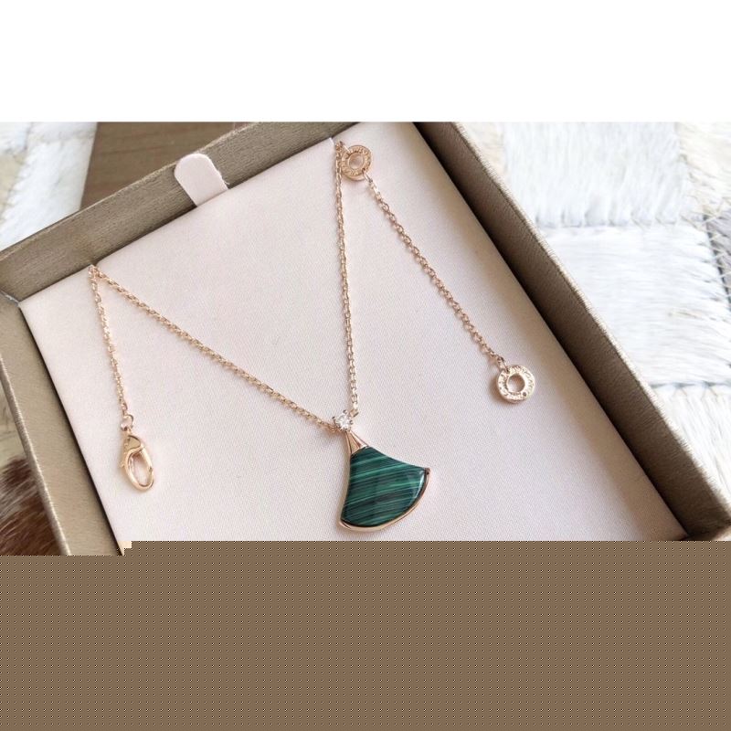 Bo*te*ga venenta necklaces